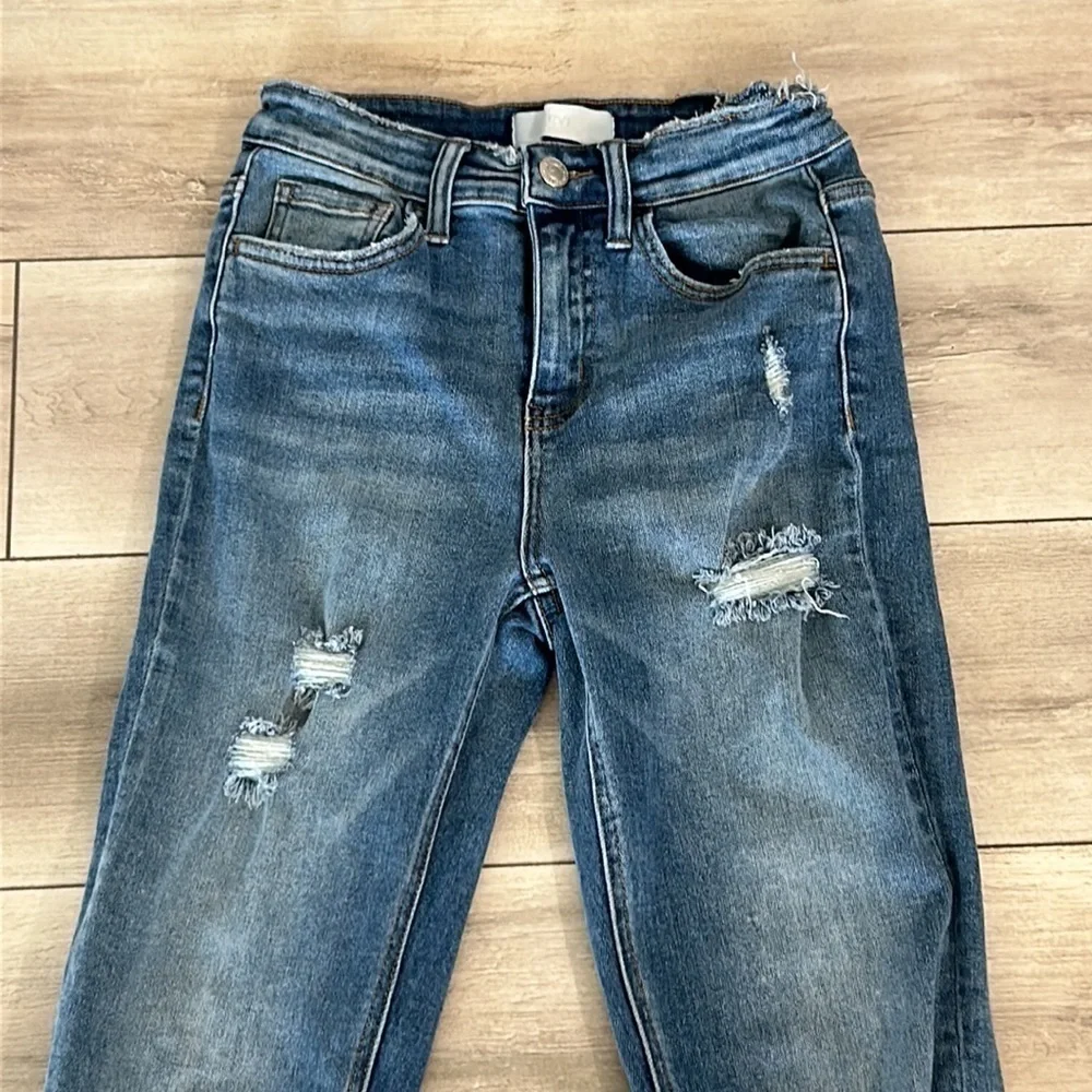 Vervet Carlene slim size 25 distressed straight leg jeans